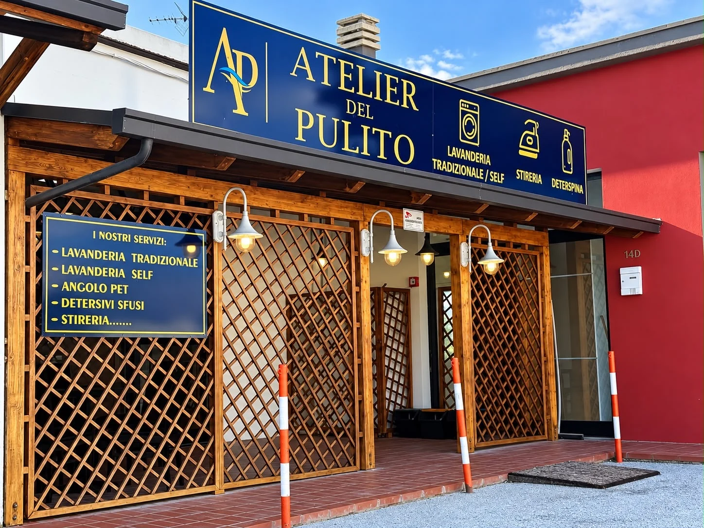 Ingresso e insegna originale dell’Atelier del Pulito