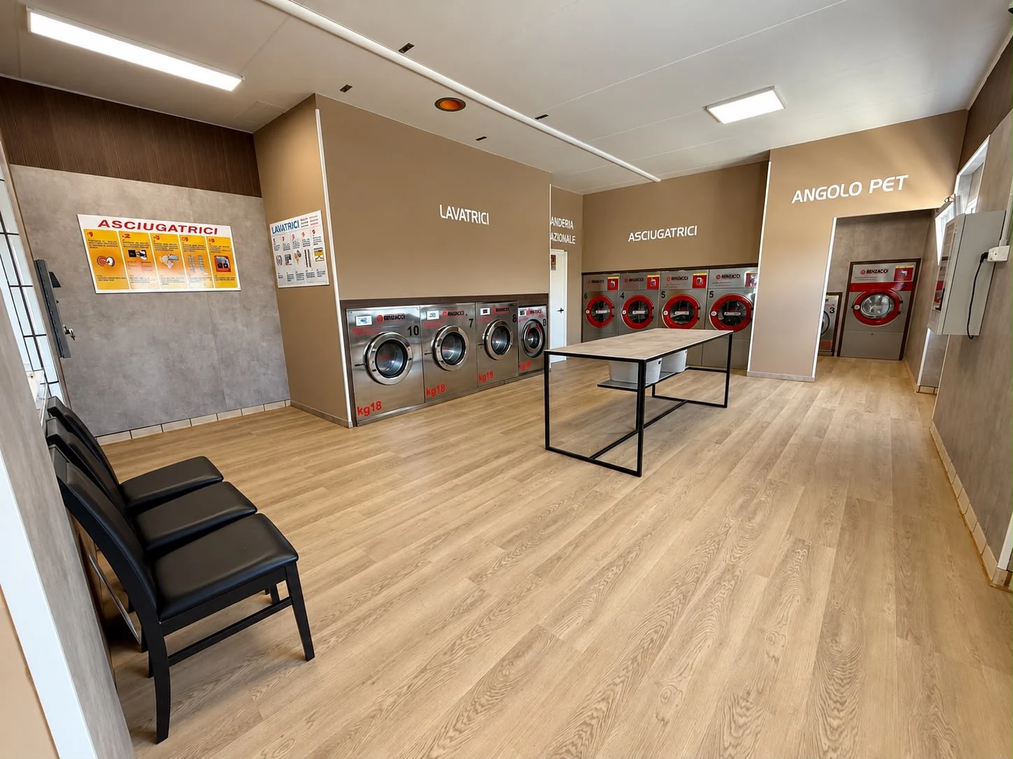 Interno reale dell'Atelier del Pulito a Fabriano, con lavatrici e asciugatrici